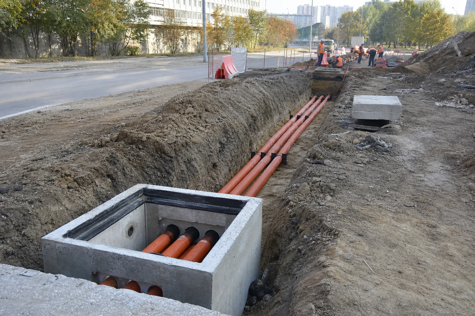 Прокладка гофрированных труб кабелезащиты между кабельными колодцами